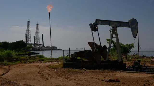 Bomba de extração da PDVSA no lago de Maracaibo em Cabimas, Estado de Zulia, na Venezuela