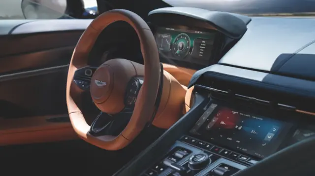 اتاق آستون مارتین DB12 کاملا نسبت به DB11 تغییر کرده است