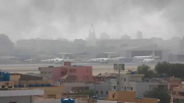 
Moshi ukiongezeka kutoka Uwanja wa Ndege wa Kimataifa wa Khartoum wakati mapigano yakiendelea katika mji mkuu wa Sudan tarehe 16 Aprili 2023 kati ya Vikosi vya Wanajeshi wa Sudan na Vikosi vya RSF