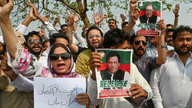 पूर्व प्रधानमंत्री इमरान ख़ान के समर्थक