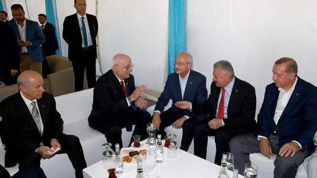 Kılıçdaroğlu, 20 Temmuz 2016'da beş gün önceki darbe girişimine İstanbul Yenikapı'da düzenlenen mitinge katıldı. Fotoğrafta Devlet Bahçeli, İsmail Kahraman, Kemal Kılıçdaroğlu, Binali Yıldırım ve Recep Tayyip Erdoğan yan yana görülüyor. 