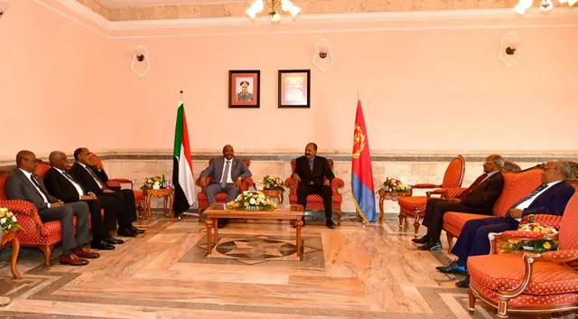 ኣዛዚ ሰራዊት ሱዳን ዓብደል ፈታሕ ኣልቡርሃን ምስ ፕረዚደንት ኤርትራ ኢሳይያስ ኣፈወርቂ ኣብ መቐበሊ ኣጋይሽ ደንደን ኣስመራ