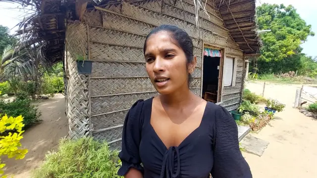 මහේෂි ලක්ෂිකා කල්පිටියේ පදිංචිකාරිණියක වන අතර ඇගේ ස්වාමිපුර්ෂයා වන නිශාන් ධනුෂ්කද මේවන විට සිටින්නේ මියන්මාර අත්අඩංගුවේය .