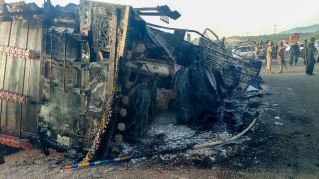 चरमपंथियों ने लोगों हत्या के बाद कई वाहनों में आग भी लगा दी