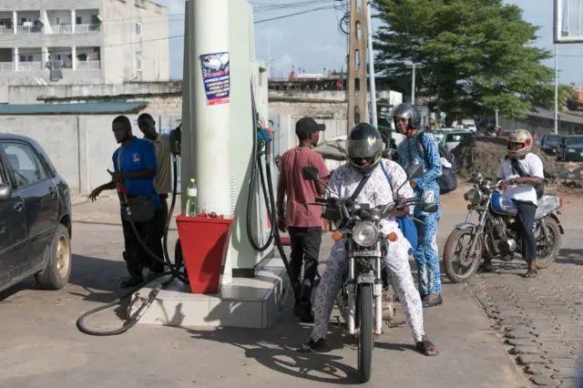 Des chauffeurs de moto-taxi font la queue à une station-service à Cotonou le 12 juin 2023. 