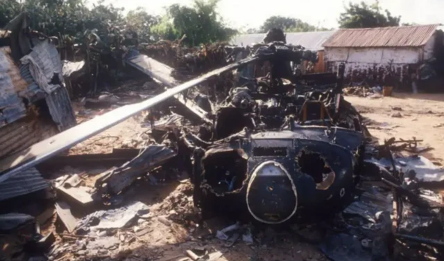 صومالی جنگجوؤں کے ہاتھوں تباہ ہونے والے امریکی بلیک ہاک کا ملبہ