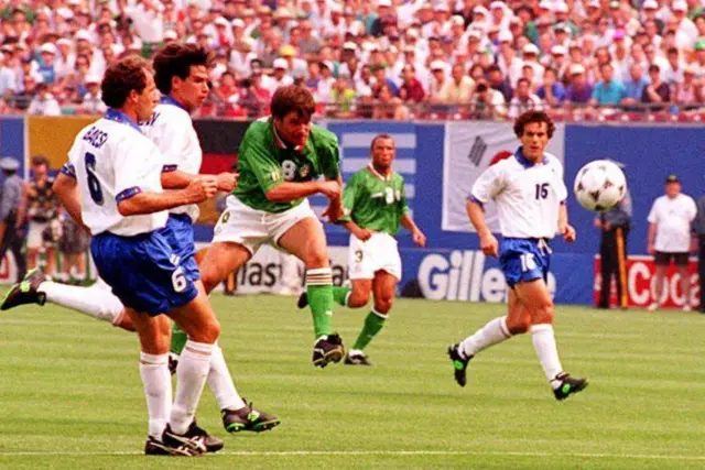 O irlandês Ray Houghton prepara-se para chutar a bola no jogo contra a Itália, pela Copa do Mundo de 1994, nos Estados Unidos