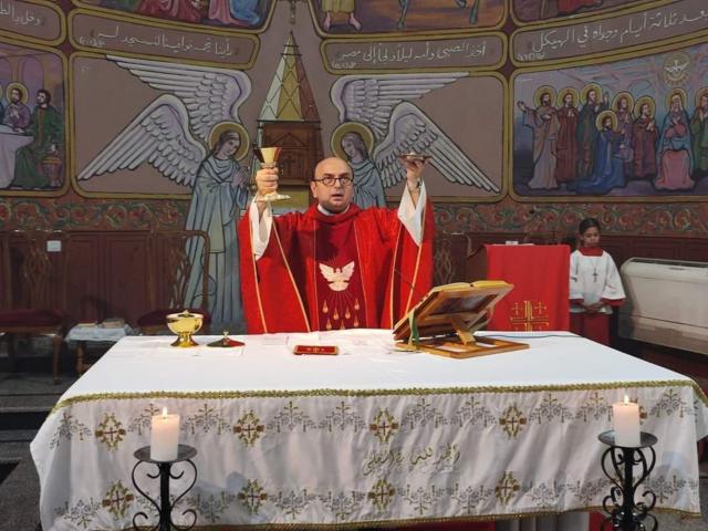 Padre Romanelli rezando missa