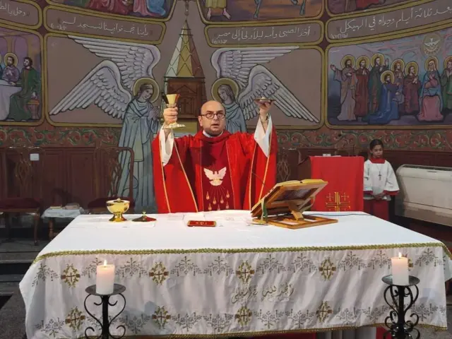 Padre Romanelli rezando missa