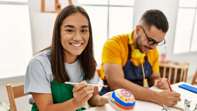 तरुण तरुणी पेंटिग करताना