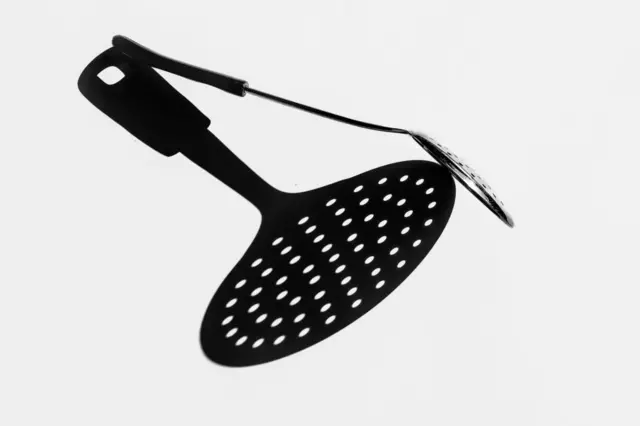 Michael Gal: "Sydney sabah güneşinin altında kahvaltı ederken, belirgin gölgelerin oluştuğunu fark ettim. Dramatik efektler yaratmak için birkaç mutfak malzemesi seçtim ve bu da onlardan biriydi."