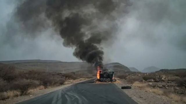 እየተቃጠለ ያለ መኪና