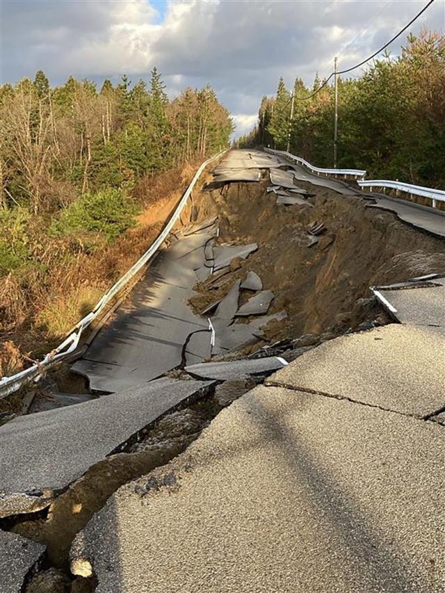Foto ini memperlihatkan jalan yang runtuh di dekat kota Shika, Prefektur Ishikawa, sehari setelah gempa besar.