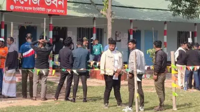 বাদশা ফয়সাল ইন্সটিটিউটে লাইনে দাঁড়ানো ব্যক্তিরা