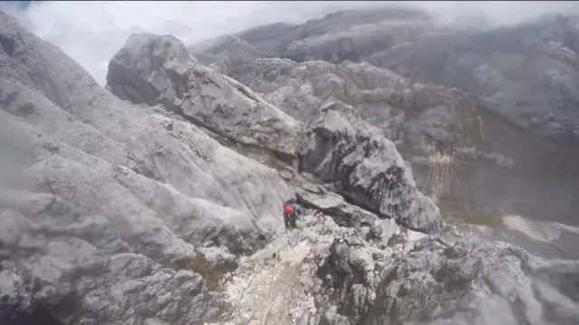 Anindita Pradana mendaki Carstensz Pyramid, Papua Tengah.