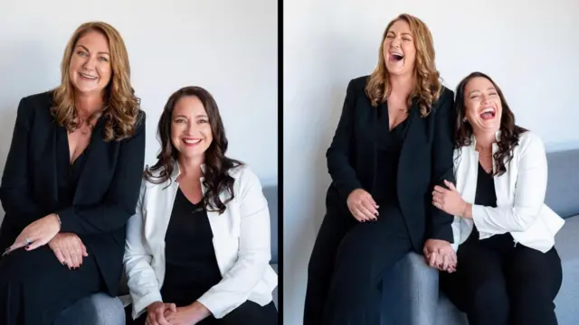 دوه ښځینه همکارانې چې ارامه ښکاري او موسکا کوي. 