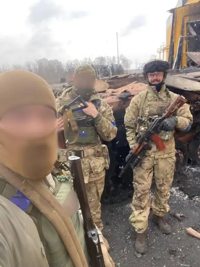 Дмитрий Тищенко, крайний слева, в окрестностях Мариуполя во время битвы за город весной 2022-го