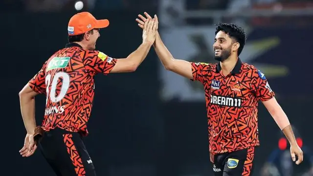 सनराइजर्स हैदराबाद कप्तान पैट कमिंस के साथ मयंक मार्कंडेय