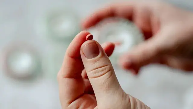 Des études montrent que l'œstrogénothérapie, y compris le traitement hormonal substitutif (THS), peut aider certaines femmes qui sont en période de ménopause.