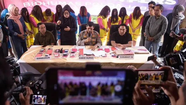 Kabid Humas Polda Jabar Kombes Pol Hendrawan Rochmawan (tengah) bersama Dirreskrimum Polda Jabar Kombes Pol Surawan (kiri) dan Kasubdit IV Ditreskrimum Polda Jabar AKBP Goncang Ajie Susatyo (kanan) menyampaikan keterngan saat rilis pengungkapan kasus perdagangan manusia dengan korban bayi di Mapolda Jawa Barat, Bandung, Jawa Barat, Kamis (17/7/2025).