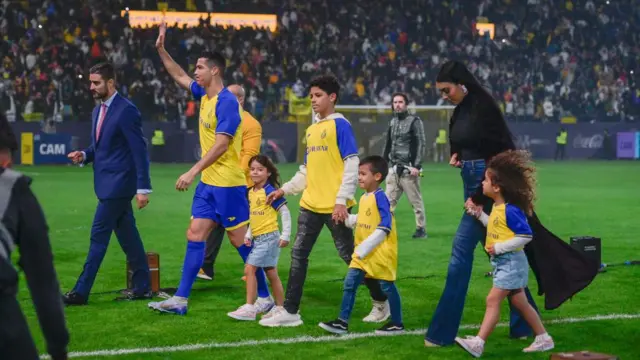 رونالدو همراه با خانوادهاش در مراسم معارفه در ورزشگاه مرسل النصر شرکت کرد
