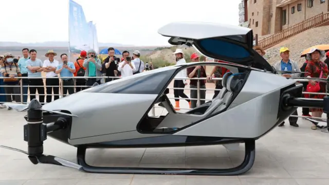 Mobil Terbang XPeng Voyager X2 dipamerkan di Zhongwei, China.