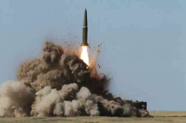 Ракета вилітає в клубах диму