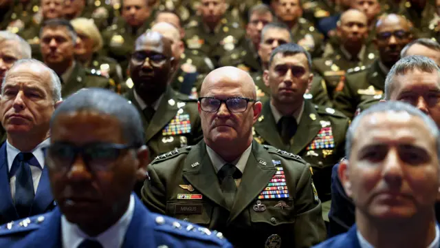 واکنش قابل مشاهده چندانی از ژنرال‌ها و پرسنل ارشد حاضر در جمع دیده نشد؛ سالن تقریباً ساکت بود، جز صدای هماهنگ صدها جفت چکمه که هنگام ورود و خروج او به حالت خبردار بر زمین کوبیده می‌شد. بسیاری در دفترچه‌های میدانی یادداشت‌هایی برداشتند