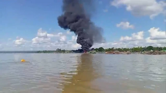 မင်းကင်းဒေသက လောင်းပြည့်ကျွန်း ရွှေမျောလုပ်ကွက် လေကြောင်းတိုက်ခံရလို့ မီးလောင်နေတဲ့မြင်ကွင်း