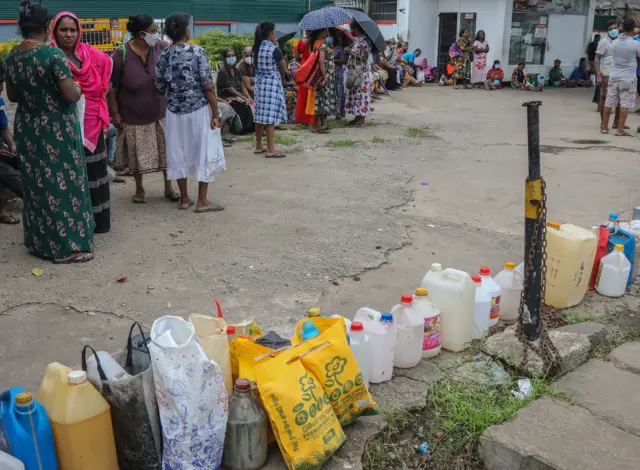 दुई वर्षअगाडि आर्थिक सङ्कट पर्दा श्रीलङ्कासँग खानेकुरा, इन्धन र औषधि किन्न समेत विदेशी मुद्राको अभाव भएको थियो