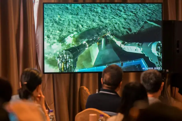 গত মাসে দক্ষিণ চীন সমুদ্রের তলায় দুটি প্রাচীন জাহাজের ধ্বংসাবশেষ খুঁজে পাওয়া গেছে। আধুনিক প্রযুক্তি এরকম জাহাজডুবির স্থল খুঁজে বের করার কাজ সহজ করে দিয়েছে। 