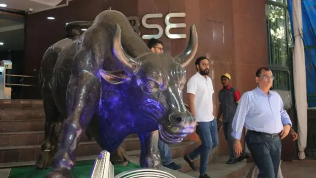 அதானி குழுமத்தின் பங்கு வீழ்ச்சி