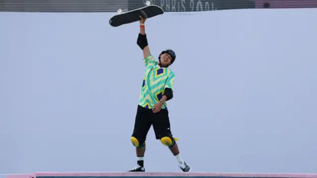 Augusto Akio comemora após fazer volta durante final na Olimpíadacaça níquel a era do geloParis