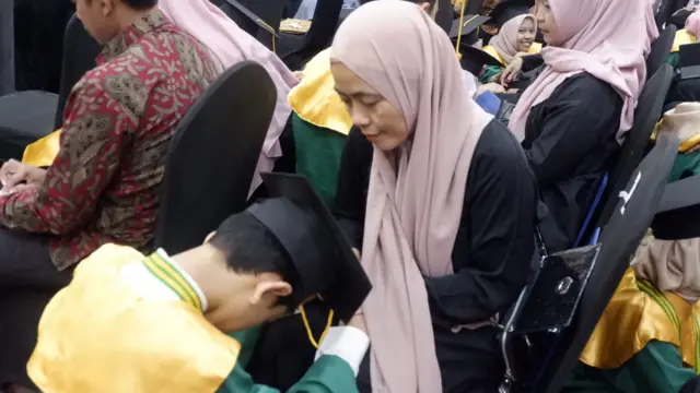 Siswa sungkem kepada orang tua sebagai salah satu prosesi acara kelulusan di sekolah swasta