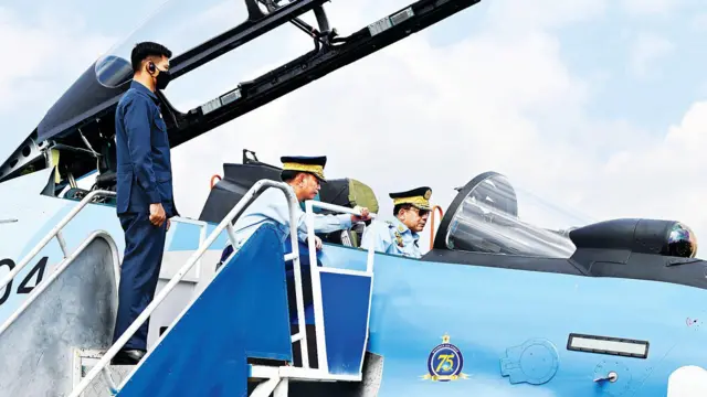 ဗိုလ်ချုပ်ကြီးထွန်းအောင်(ဝဲ)နဲ့ ဗိုလ်ချုပ်မှူးကြီးမင်းအောင်လှိုင်ကို လေတပ်စိန်ရတုနှစ်ပတ်လည်မှာတွေ့ရစဥ်
