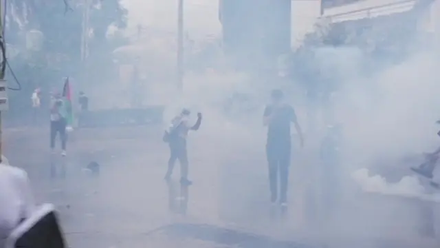 Anwụrụọkụ anya mmiri na-ekoju n'ụlọọrụ mba Amerịka dị n'akụkụ Beirut nke Lebanon dịka ndị ngagharịiwe na-ama okwute na ihe ndị ọzọ na Wenezde 18 Ọktoba 2023