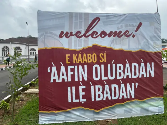 Díẹ̀ lára àwọn àwòrán bí ayẹyẹ ṣíṣí ààfin tuntun ní ìlú Ibadan ṣe ń lọ nìyí.