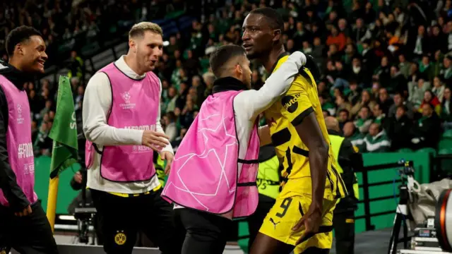 Serhou Guirassy célèbre son but pour le Borussia Dortmund contre le Sporting.