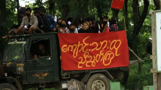 စစ်မှုမထမ်းလိုတဲ့ ကျောင်းသားတွေကို လွတ်မြောက်ဒေသခေါ်ယူဖို့ သမဂ္ဂတွေ ပူးပေါင်းဆောင်ရွက်နေ
