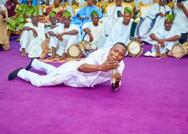 Sunday Igboho dọbalẹ niwaju Ooni lati bẹbẹ