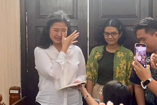 Mantan pegawai AIPA, Laras Faizati, yang didakwa penghasutan massa aksi demo bertindak anarkistis, menangis haru usai persidangan agenda pembacaan eksepsi di Pengadilan Negeri Jakarta Selatan, Rabu (12/11/2025).