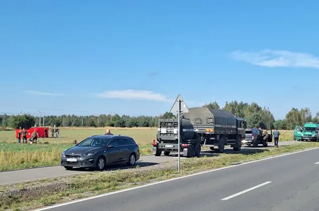 Польські військові збирають рештки дрона з поля, 10 вересня 2025