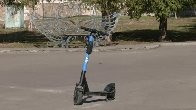 самокат на вулиці 