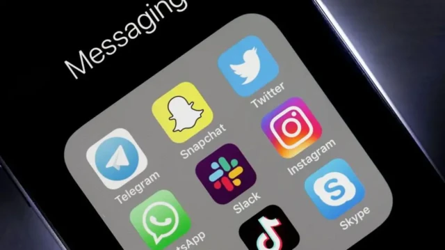 صفحه یک موبایل که اپلیکشین‌هایی مثل واتس‌اپ، اینستاگرام، اسکایپ و غیره را نشان می‌دهد