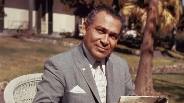 Retrato de Fulgencio Batista mientras lee un periódico.