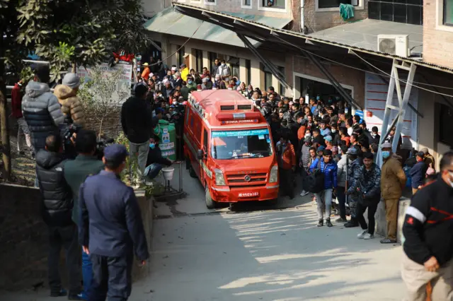 सांसद चन्द्र भण्डारीलाई उपचारको क्रममा लगिँदै