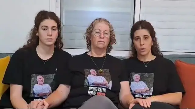 آویوا سیگل که در میان دو دخترش نشسته گفت که خانواده‌اش به تلاش‌هایشان برای بازگشت شوهرش ادامه خواهند داد