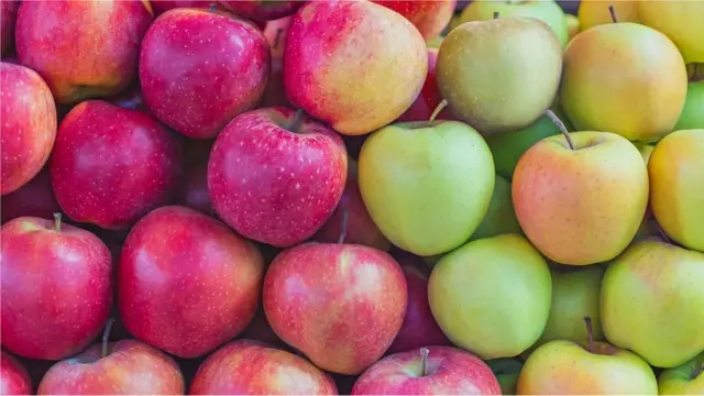 Mais il se peut qu'il y ait aussi des pommes jaunes ou des pommes vertes.