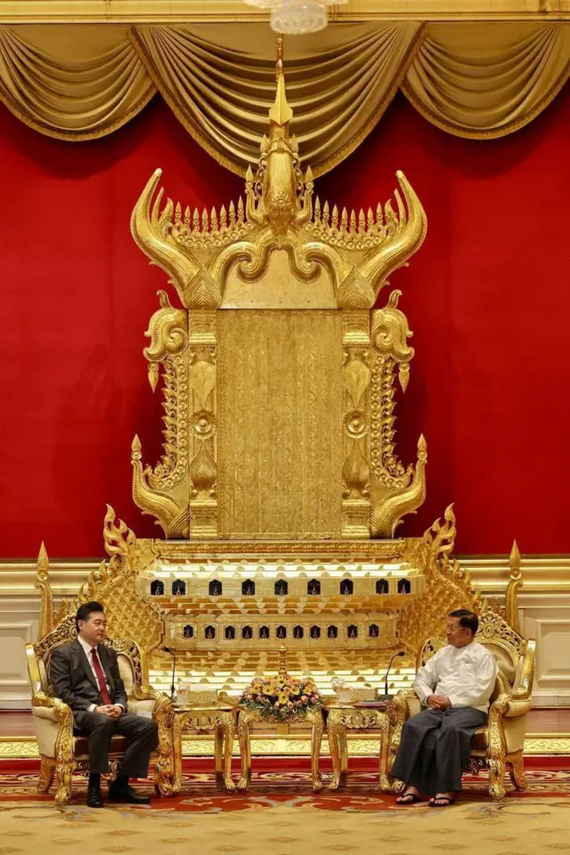 အခုလ မေလ ၂ ရက်တုန်းက တရုတ်ရဲ့ ထိပ်တန်းပုဂ္ဂိုလ်တဦးဖြစ်တဲ့ နိုင်ငံခြားရေးဝန်ကြီးသစ် မစ္စတာချင်ဂန်းရဲ့ နေပြည်တော်ခရီးစဉ်