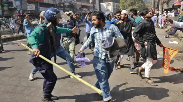 পুলিশের ধাওয়া